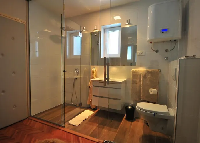 Double Banjol 5077a Gæstehus 3*